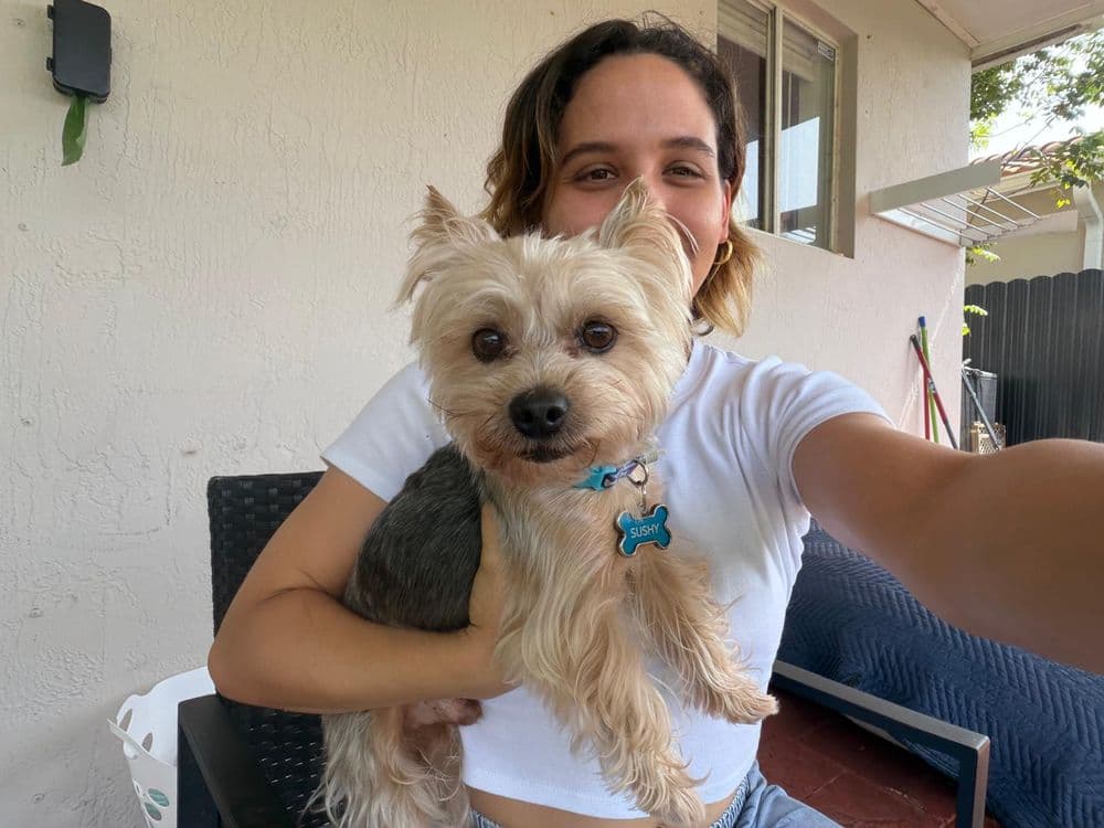 Una selfie con un yorkie en brazos
