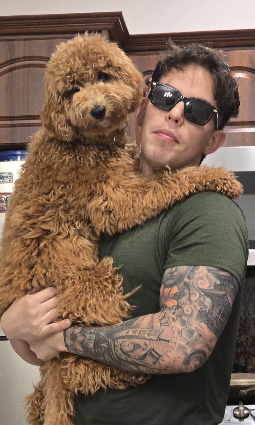 David con un doodle en brazos